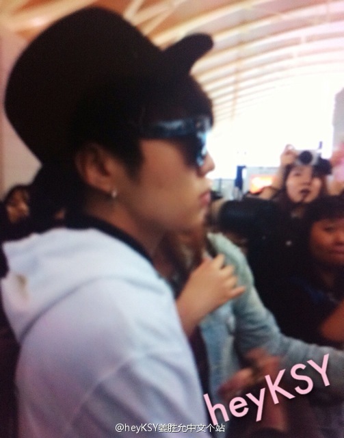 e5683f17jw1efclkj2vc1j20dz0hsq4k