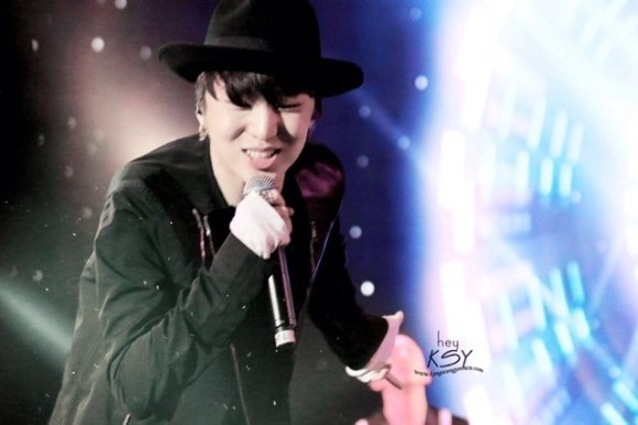 e5683f17jw1efmg1e87d1j20hs0bu75r