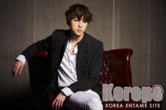 WINNER_sofa_KANG-SEUNG-YOON