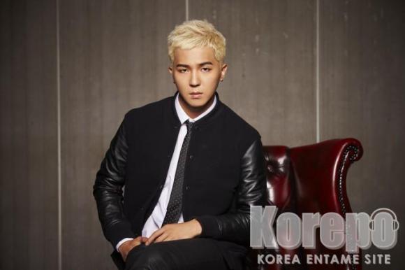 WINNER_sofa_SONG-MIN-HO