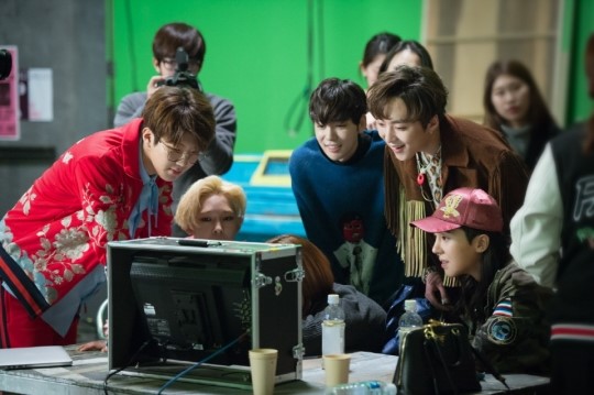 WINNER members gathered in front of the monitor after taking the first scene!