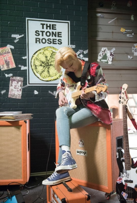 Nam Tae Hyun never put the guitar down during the break time!