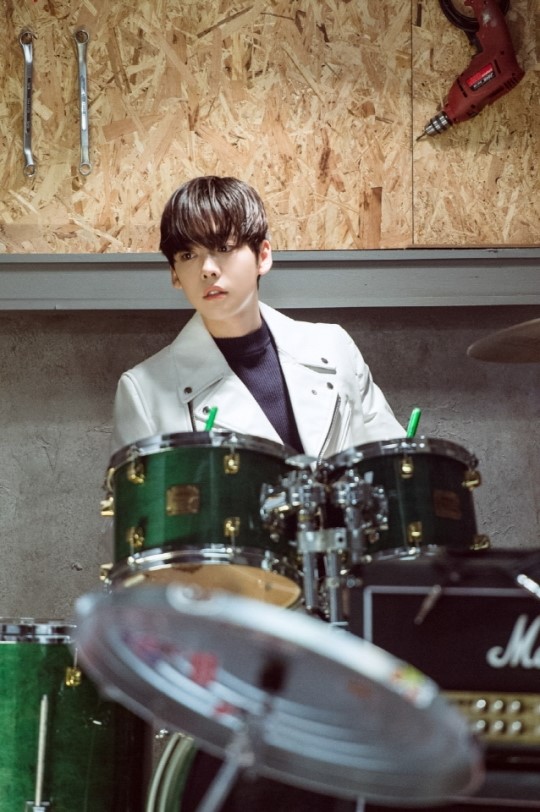 Unveiling Kim Jin Woo playing the drum for the first time!!