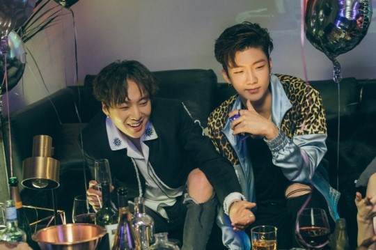Kang Seung Yoon and Lee Seung Hoon are happy when they are together!! Those two got so excited at a party