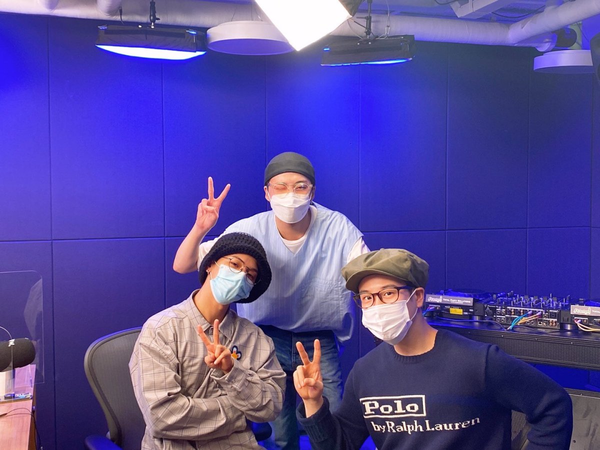 Seungyoon sings unmasked on Brrrr Friends with Mino & PO,&nbsp;2020